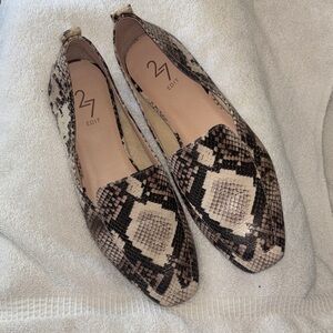 Clover Snakeskin Print Flat in size 9W by
27 EDIT Naturalizer